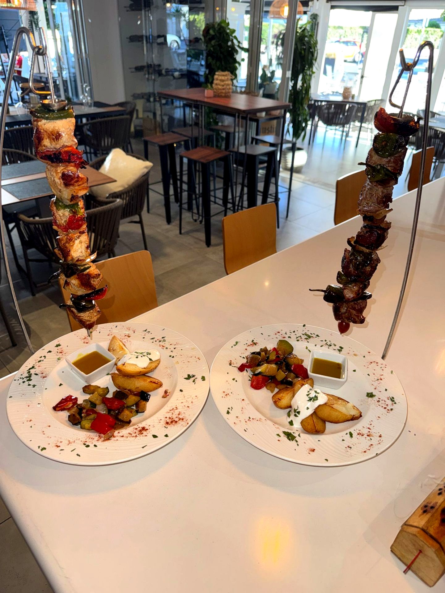 Comedor luminoso de Dos Pins con brochetas al grill — Platja d'Alcúdia