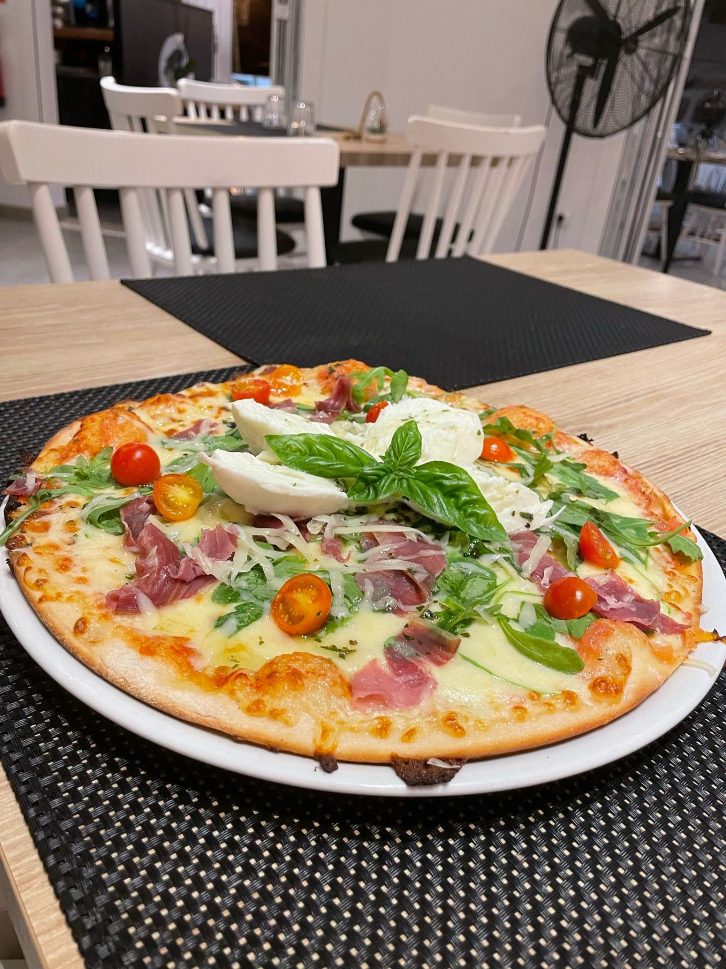 Pizza Dos Pins con jamón ibérico y rúcula