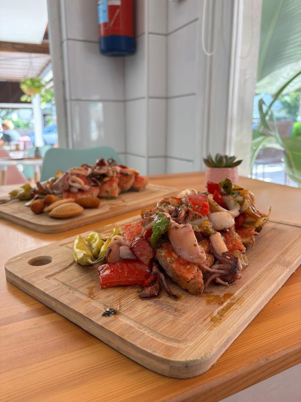 Tostas de calamares y sobrasada